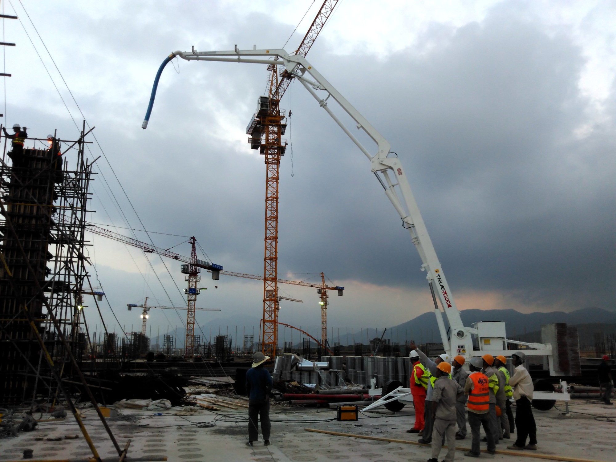 車載式液壓布料機(jī) 車載式液壓布料機(jī)