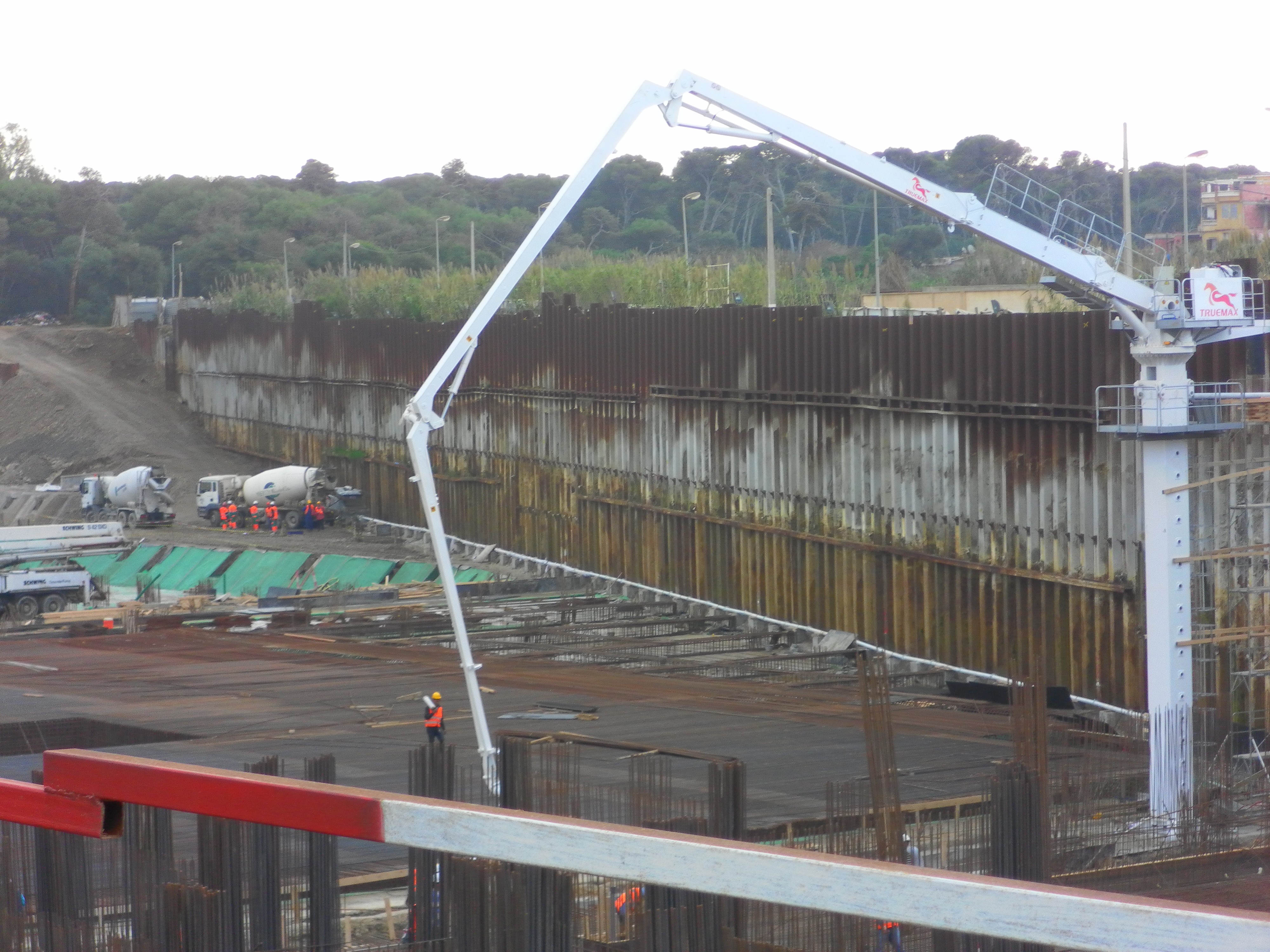 混凝土布料機(jī).jpg 混凝土布料機(jī).jpg